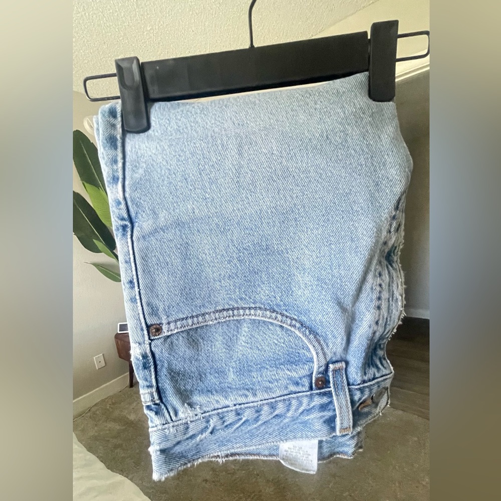 SOLD - LEVI 550 JEANS - 32/30 - LIGHT WASH